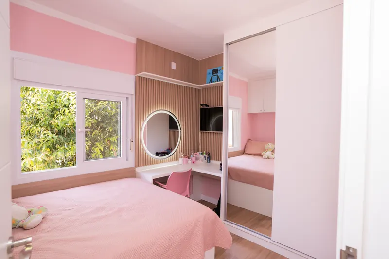 Quarto planejado com guarda-roupa sob medida e painel de madeira