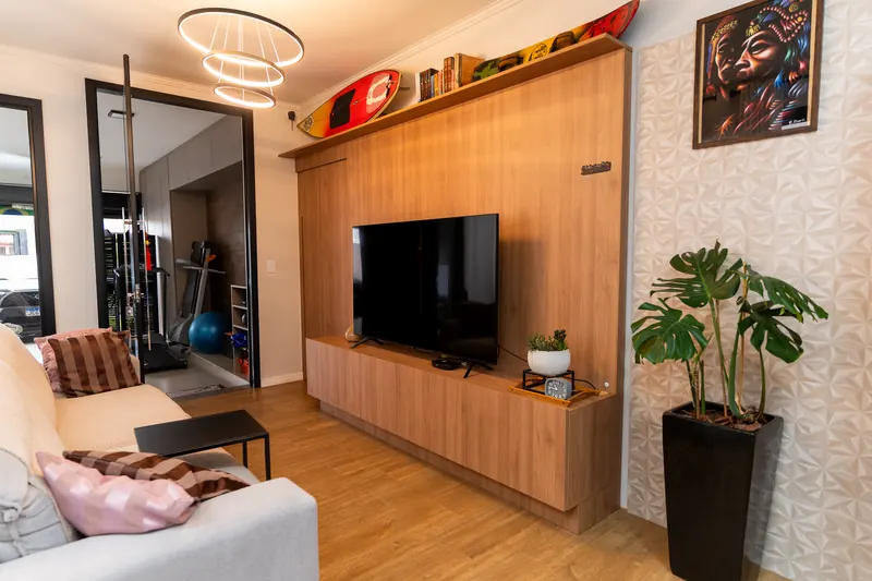 Sala com painel e estante planejados sob medida