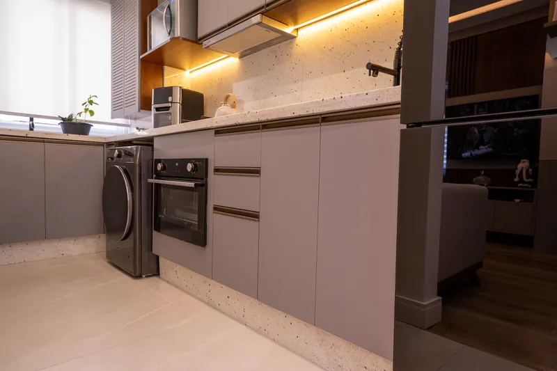 Cozinha planejada com armários até o teto e iluminação embutida